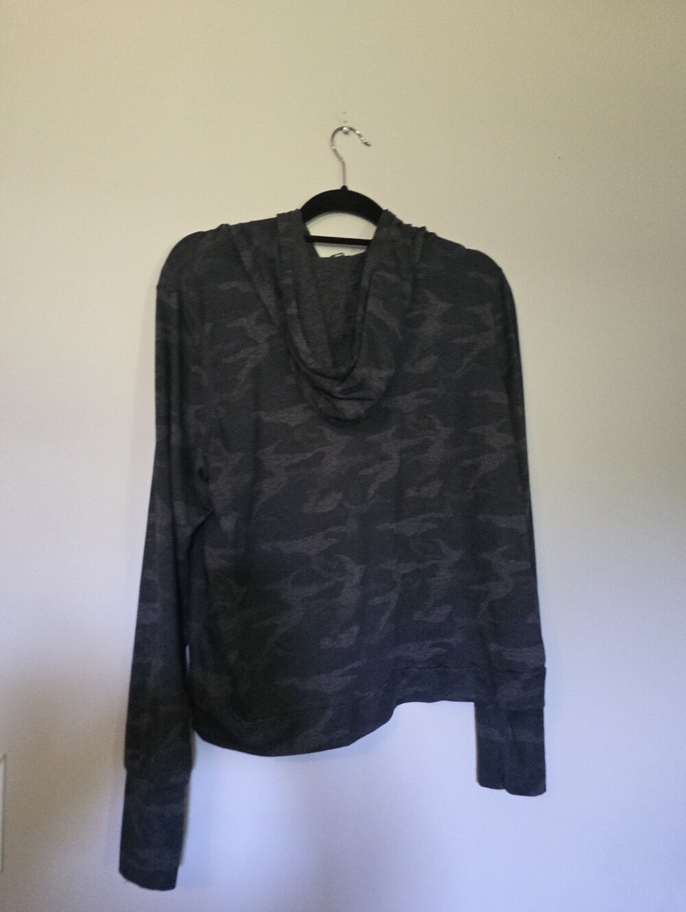 Vuori Womans Halo Essensials Camo Hoodie - Dark Gray So Soft - Picture 5 of 5